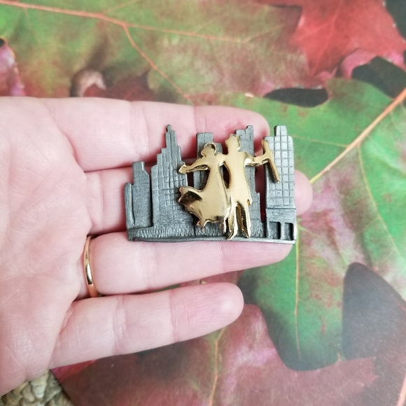 Relisted -Vintage couple in the city brooch Ultra silver gol - Picture 2 of 6